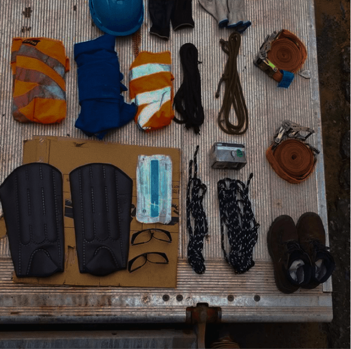 Imagem de um guindaste em um porto representando o transporte industrial.