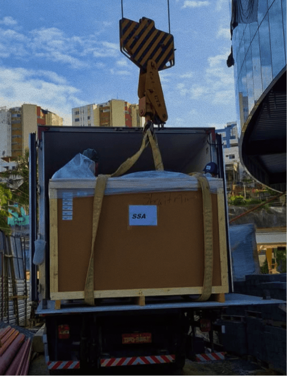 Imagem de um caminhão em uma estrada representando transporte de carga sensível.